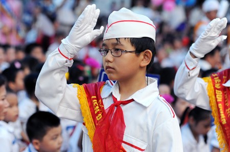 Thời gian tới học sinh trong cả nước phải trực tiếp hát quốc ca mỗi lần chào cờ.