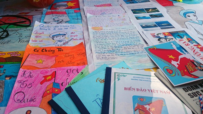 Đây là những lá thư, những bức hình cổ động do các em học sinh tự vẽ để thể hiện lòng yêu nước.