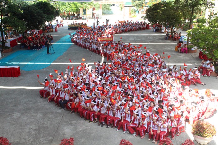 Cũng trong cuộc thi “Biển đảo tổ quốc trong trái tim em” toàn thể học sinh của trường THCS Nam Trung Yên đã xếp hình tổ quốc bày tỏ lòng yêu nước, yêu chuộng hòa bình của dân tộc Việt Nam.