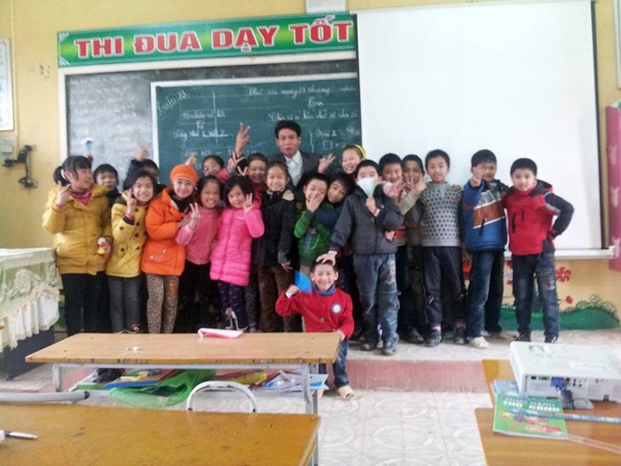 Thầy Tuyến và các em học sinh của mình trong một giờ trên lớp.