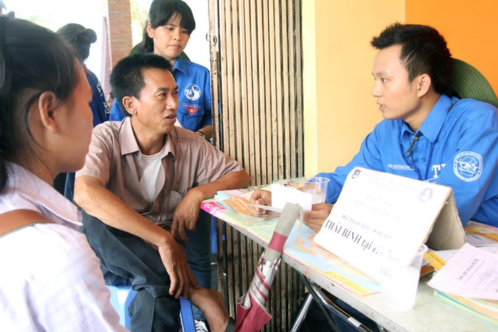 Bố con ông Bế Văn Thu, quê ở Thất Khê, Tràng Định, Lạng Sơn đang lắng nghe tư vấn tìm nhà trọ giá rẻ.