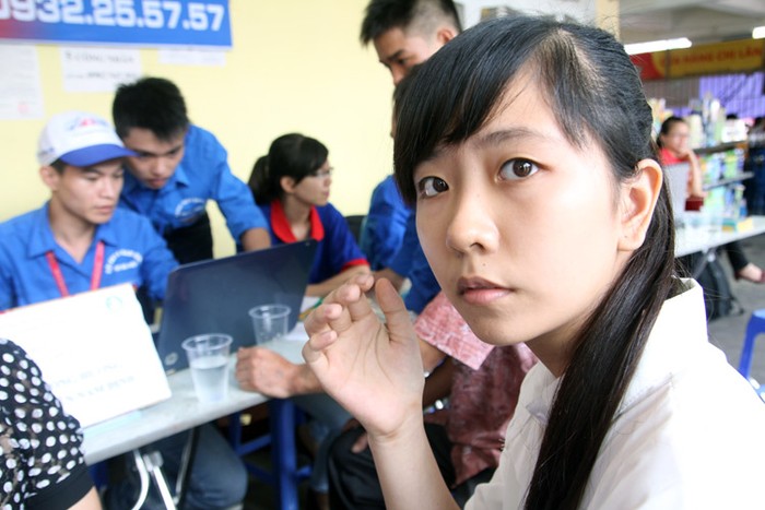 Em Trương Thị Hằng, quê ở Triệu Sơn, Thanh Hóa dự thi vào Trường Đại học Khoa học tự nhiên đang xin tư vấn chỗ ở từ lực lượng sinh viên tình nguyện.