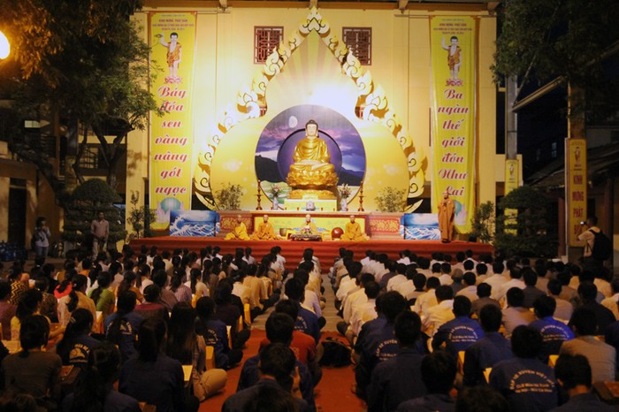 Buổi lễ cầu an, cầu may cho gần 200 sĩ tử đến ở tại Chùa Bằng (Hà Nội), đây là hoạt động mà nhà chùa đã duy trì từ 8 năm qua.