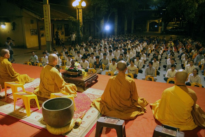 Buổi lễ cầu an diễn ra trong không khí trang nghiêm nhưng cũng chứa nhiều cảm xúc, nhiều tình cảm của nhà chùa dành cho các sĩ tử.