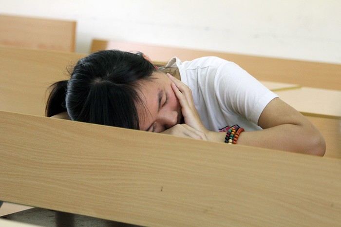 Trong lúc chờ đợi tới lượt thi, có thí sinh mệt mỏi, buồn ngủ và gục ngay trên bàn thi.