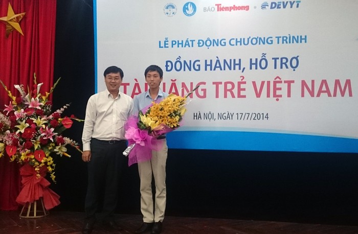 Nguyễn Thế Hoàn - chàng trai nhỏ tuổi nhất đoàn giành Huy chương Vàng Olympic Toán học quốc tế 2014 là được Quỹ hỗ trợ tài năng trẻ Việt Nam trao học bổng đầu tiên.