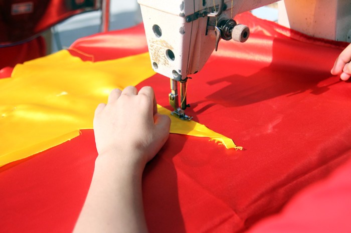 Những lá cờ do học sinh Trường THPT Lê Lợi may sẽ sớm được đưa ra Trường Sa.