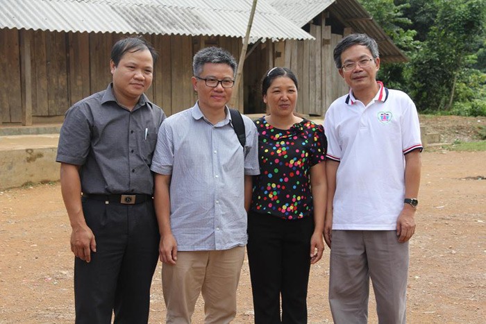 GS. Châu chụp hình chung với lãnh đạo phòng Giáo dục, lãnh đạo nhà trường và ông trần Đăng Tuấn.