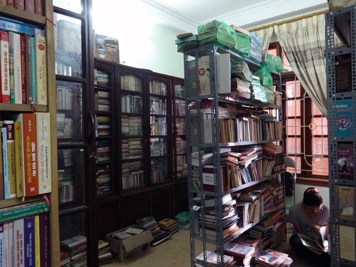 Chàng trai bỏ 15 năm sưu tầm hơn 10.000 cuốn sách cổ ảnh 1