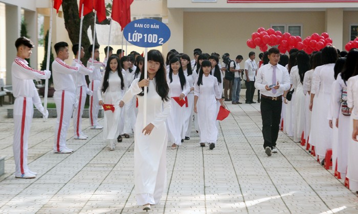 Lễ khai giảng năm học mới tại Trường THPT Nguyễn Gia Thiều nồng nhiệt đón chào các em học sinh lớp 10.