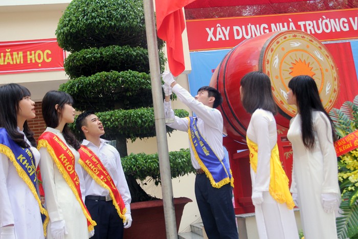 Lễ Khai giảng học sinh tại trường trực tiếp kéo cờ và hát quốc ca.