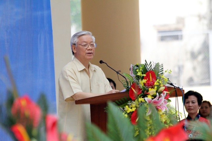 Trong lời chia sẻ với thầy trò nhà trường, Tổng bí thư Nguyễn Phú Trọng thư khen ngợi những kết quả mà ngành giáo dục thủ đô đã làm được trong năm vừa qua, đưa thủ đô xứng với vai trò là trái tim của cả nước.