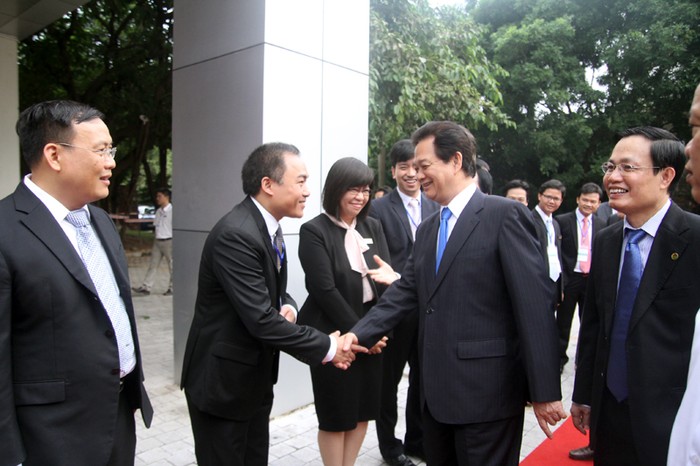 Thủ tướng Nguyễn Tấn Dũng ân cần hỏi thăm các cán bộ, nhân viên thuộc Đại học Quốc gia Hà Nội.