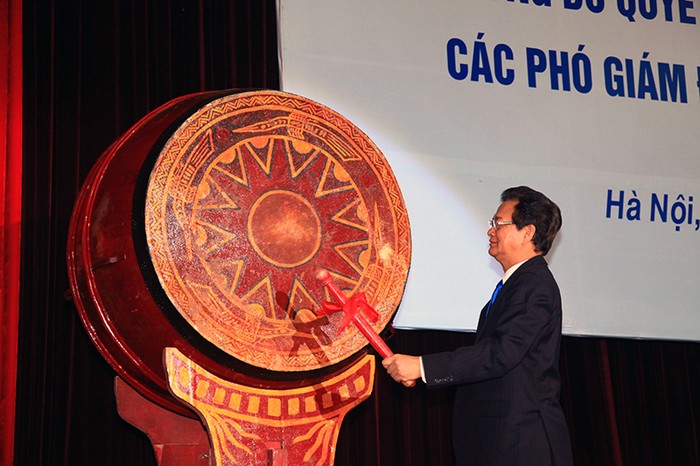 Thủ tướng Nguyễn Tấn Dũng đã đánh hồi trống khai trường, đánh dấu một năm học mới nhiều thắng lợi mới.
