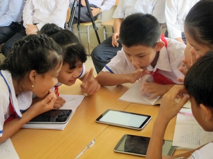Học sinh hào hứng trao đổi vài tập nhóm với SGK điện tử.