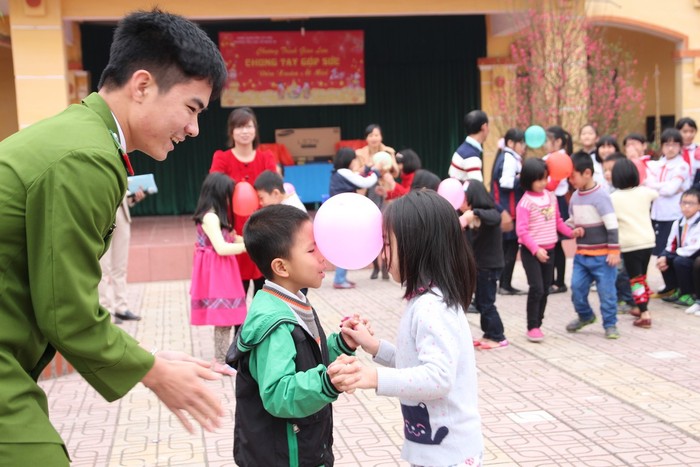 Sinh viên Học viện Cảnh sát tổ chức chơi trò chơi với các em học sinh. Ảnh: Quốc Bảo, Khánh Nguyễn