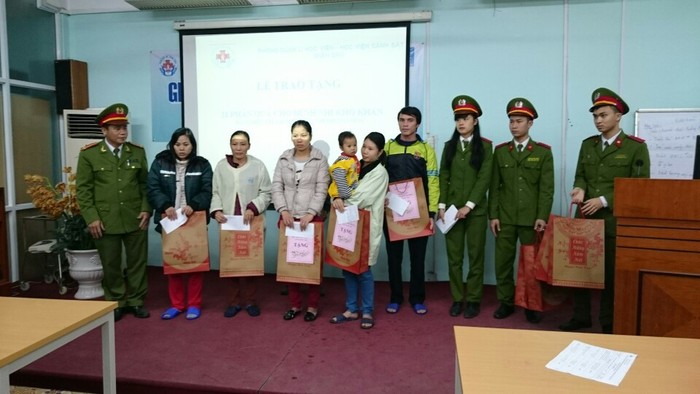 Thầy giáo và sinh viên Học viện Cảnh sát tổ chức tặng quà ở Bệnh viện nhi Trung ương. Ảnh: Quốc Bảo, Khánh Nguyễn