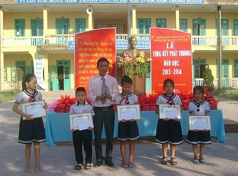 Hiệu trưởng Trường Tiểu học Số 1 Thủy Phù tặng thưởng cho các tập thể lớp xuất sắc. Ảnh Phan Hữu Tùng