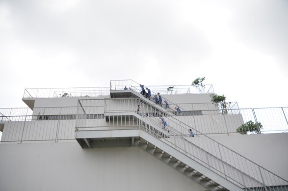 Học sinh chinh phục nóc nhà cao nhất của trường Đại học FPT tại khu Công nghệ cao Hòa Lạc. Hoạt động đòi hỏi thể lực tốt và tinh thần đồng đội cao.