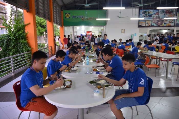 Học sinh ăn cùng nhau tại căng tin của trường THPT FPT.