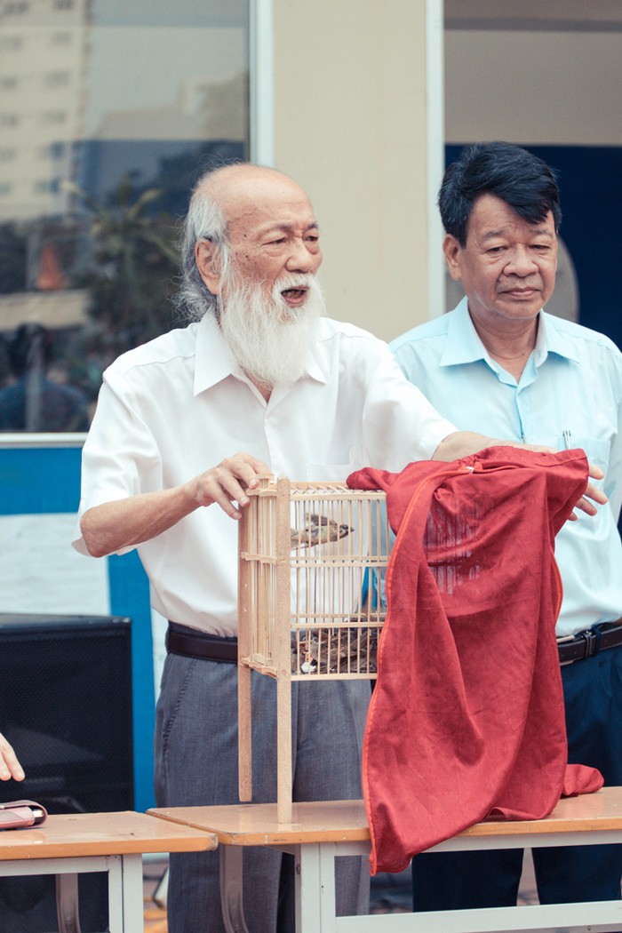 Từ sáng, thầy Văn Như Cương có mặt để chuẩn bị cho buổi lễ thả chim phóng sinh cùng các trò yêu quý của mình.