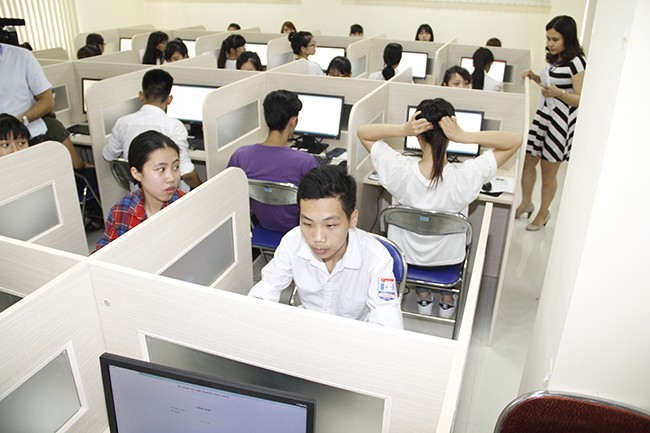 Đúng 7h các thí sinh bắt đầu tiến hành làm bài thi đánh giá năng lực để vào Đại học Quốc gia Hà Nội.