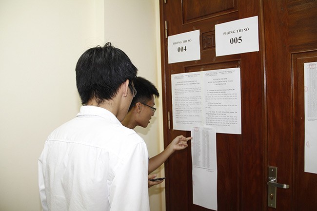 Buổi chiều hôm qua, các thí sinh kiểm tra thông tin trước khi vào phòng thi.