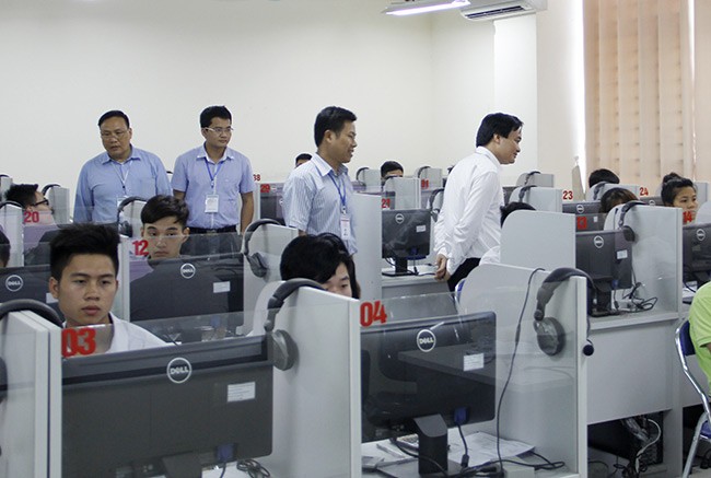 Lãnh đạo Đại học Quốc gia Hà Nội trực tiếp xuống các phòng thi kiểm tra công tác coi thi.