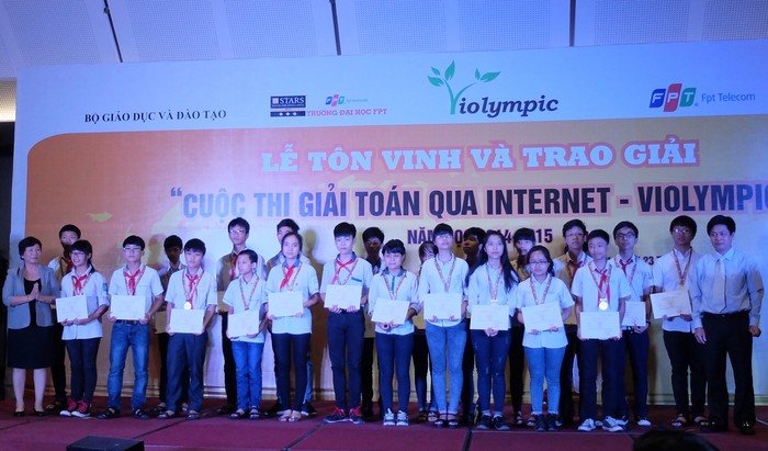 Học sinh đoạt giải trong cuộc thi giải toán qua Internet. Ảnh Vân Anh