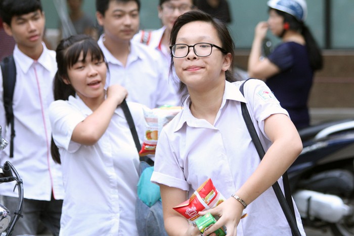 Các em dù đến muộn nhưng trên tay được bố mẹ mua đồ ăn sáng để tranh thủ ăn trước khi thi.