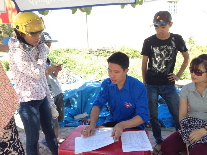 Thanh Niên tình nguyện tư vấn nhà trọ miễn phí hoặc giá rẻ cho thí sinh tại điểm thi xã Đông Thọ.