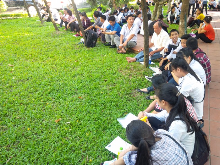 Từ sáng sớm tại Cụm thi Trường Đại học Sư phạm Hà Nội đã đông thí sinh và người nhà đến chờ làm thủ tục dự thi. Ảnh Xuân Trung