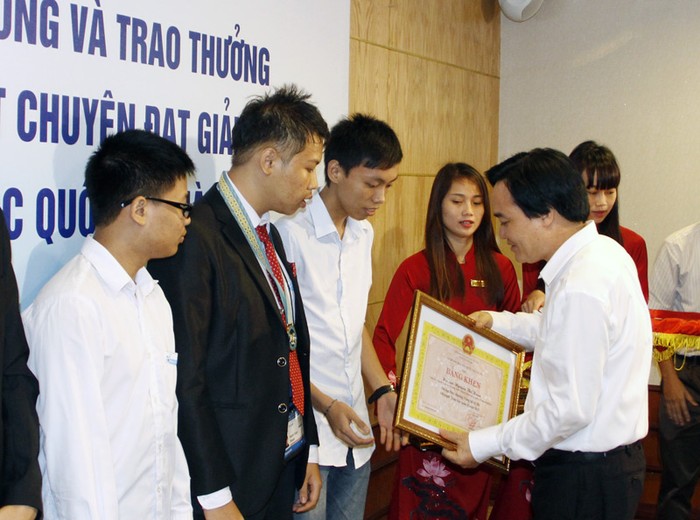 Giám đốc ĐH Quốc gia Hà Nội, PGS Phùng Xuân Nhạ trao bằng khen cho em Nguyễn Thế Hoàn. Ảnh Bùi Tuấn/VNU