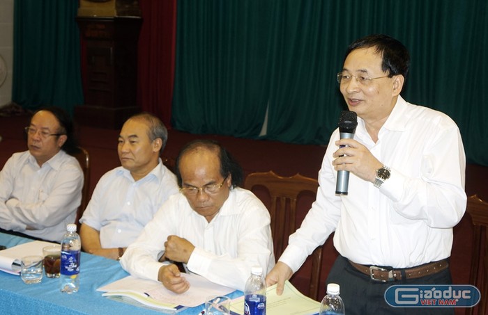 Vụ trưởng Phạm Ngọc Định trao đổi với báo chí xung quanh nội dung mới của câp tiểu học. Ảnh Xuân Trung