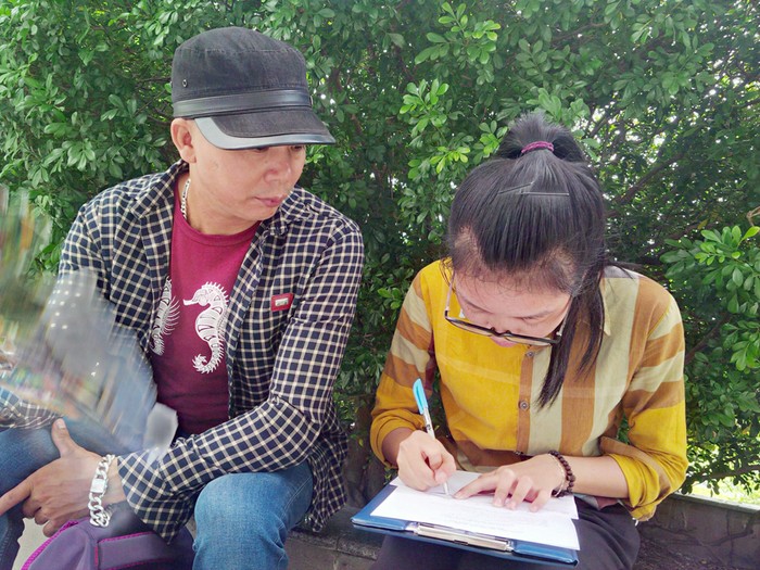 Hai bố con thí sinh Hoàng Thanh Tuyết đang tập trung ghi chép nguyện vọng vào khoa Kế toán, Trường Đại học Bách khoa Hà Nội.