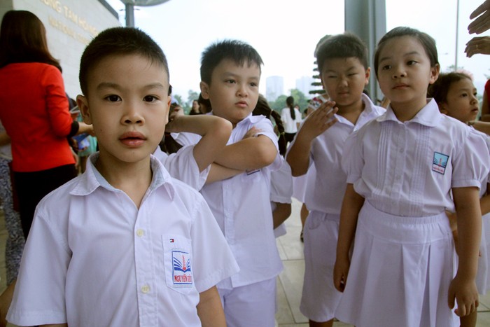 Những em học sinh chuẩn bị vào lớp 1 của Trường tiểu học Nguyễn Siêu đứng xếp hàng chuẩn bị vào Khai giảng năm học mới.