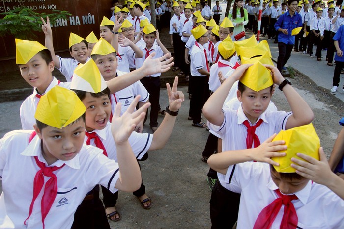 Các em học sinh lớp 6 Trường phổ thông Lương Thế Vinh xếp hàng chuẩn bị tiến vào sân trường làm Lễ khai giảng.