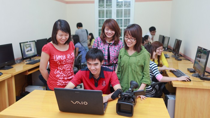 Sinh viên Trường Đại học Khoa học Xã hội và Nhân văn (Đại học Quốc gia Hà Nội) năng động trong việc học tập.