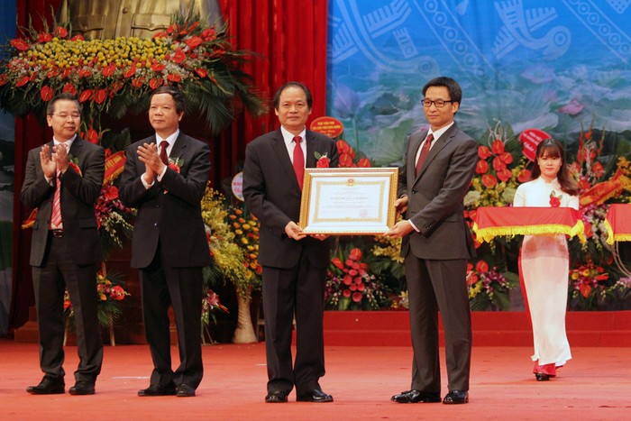 Phó Thủ tướng Vũ Đức Đam thay mặt Lãnh đạo Đảng, Nhà nước trao tặng Huân chương Lao động hạng nhất lần thứ hai cho trường. Ảnh Phương Thảo