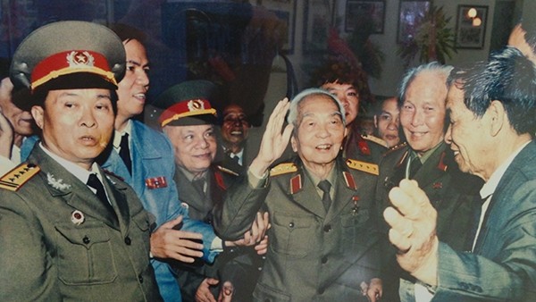 Đại tướng Võ Nguyên Giáp với cựu chiến binh Việt Nam. Ảnh tư liệu
