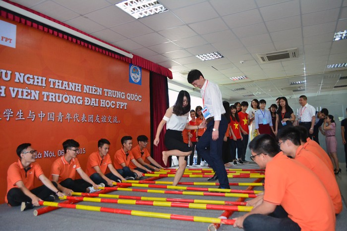 Điệu nhảy truyền thống của vùng Tây Bắc Việt Nam - điệu múa sạp cuối chương trình đã thu hút sự chú ý đoàn Thanh niên Đại học FPT. Các đại diện của nước bạn tỏ ra thích thú.