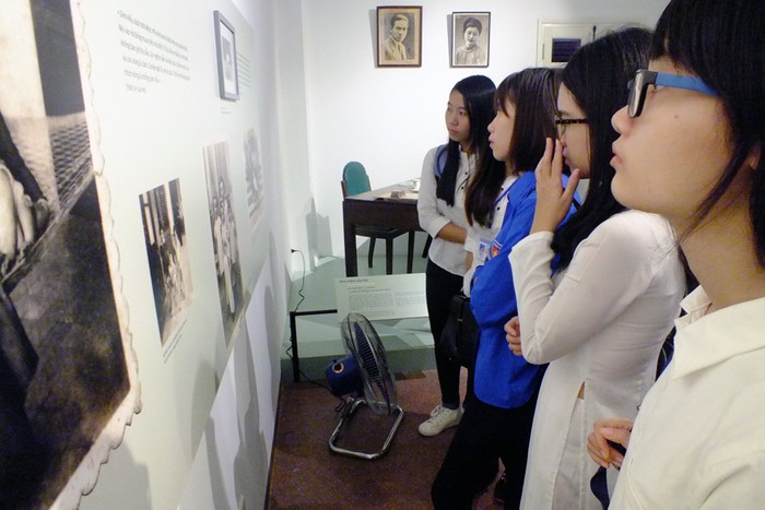 Các bạn sinh viên chăm chú đọc các thông tin về thầy Nguyễn Văn Huyên, ảnh Đức Hướng.