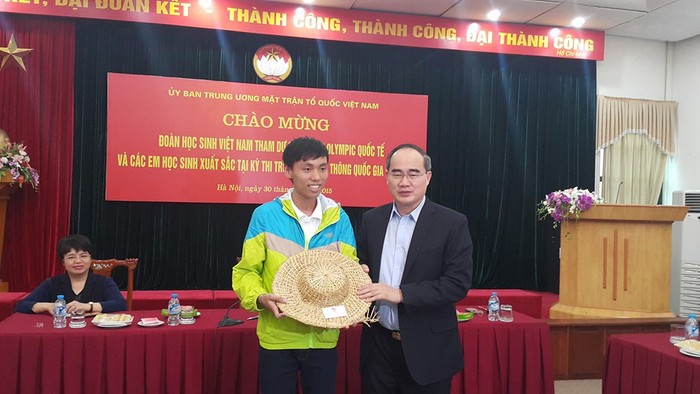 Ông Nguyễn Thiện Nhân tặng mũ rơm cho em Nguyễn Thế Hoàn - cậu học trò nghèo đến từ quê lúa Thái Bình.