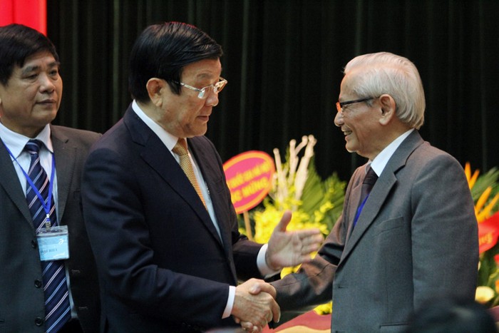 Chủ tịch nước Trương Tấn Sang trao đổi với Nhà giáo Phan Huy Lê tại Đại hội. Ảnh Xuân Trung