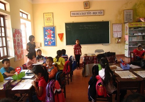 Trang trí một lớp học VNEN tại trường tiểu học Sơn Tây, Hương Sơn (Ảnh: Lê Văn Vỵ)