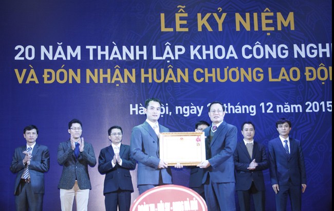 Lãnh đạo Đại học Quốc gia Hà Nội trao tặng Huân chương Lao động hạnh Nhì cho Khoa Công nghệ thông tin.