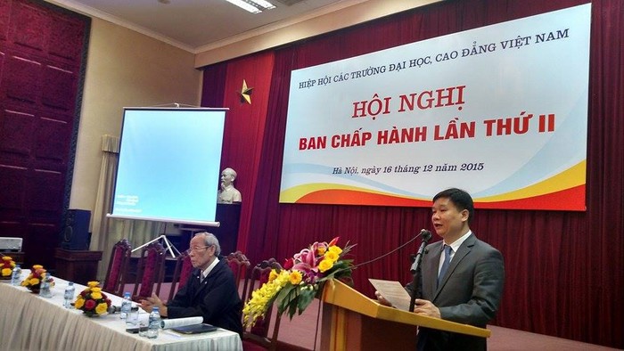 Ông Nguyễn Tiến Bình - Tổng biên tập Báo điện tử Giáo dục Việt Nam báo cáo tình hình tài chính của Hiệp hội (ảnh:Xuân Trung).