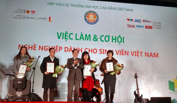 Ông Nguyễn Hải Long tặng hoa và kỷ niệm chương cho các doanh nghiệp, các nhà tài trợ.