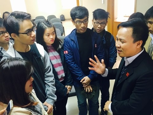 Nhiều sinh viên Hà Nội cũng quan tâm có đặt thêm nhiều câu hỏi cho các khách mời.