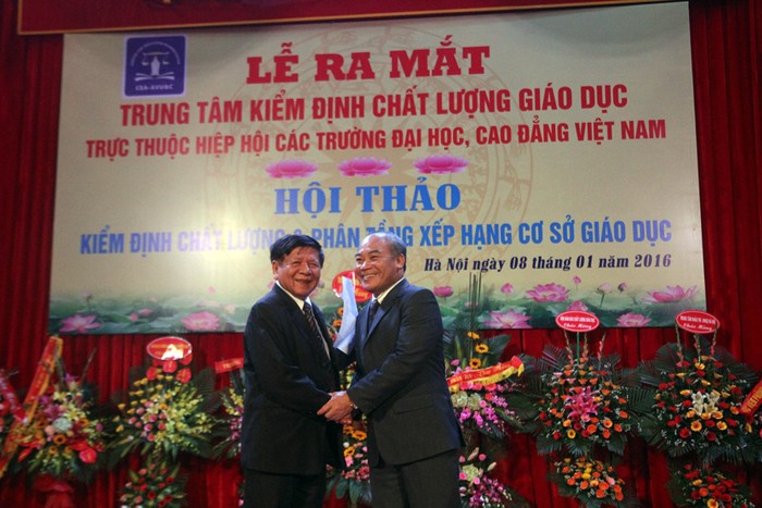 Thứ trưởng Bộ GD&amp;ĐT Nguyễn Vinh Hiển trao Quyết định thanh lập Trung tâm Kiểm định cho Hiệp hội các trường đại học, cao đẳng Việt Nam. Ảnh Xuân Trung